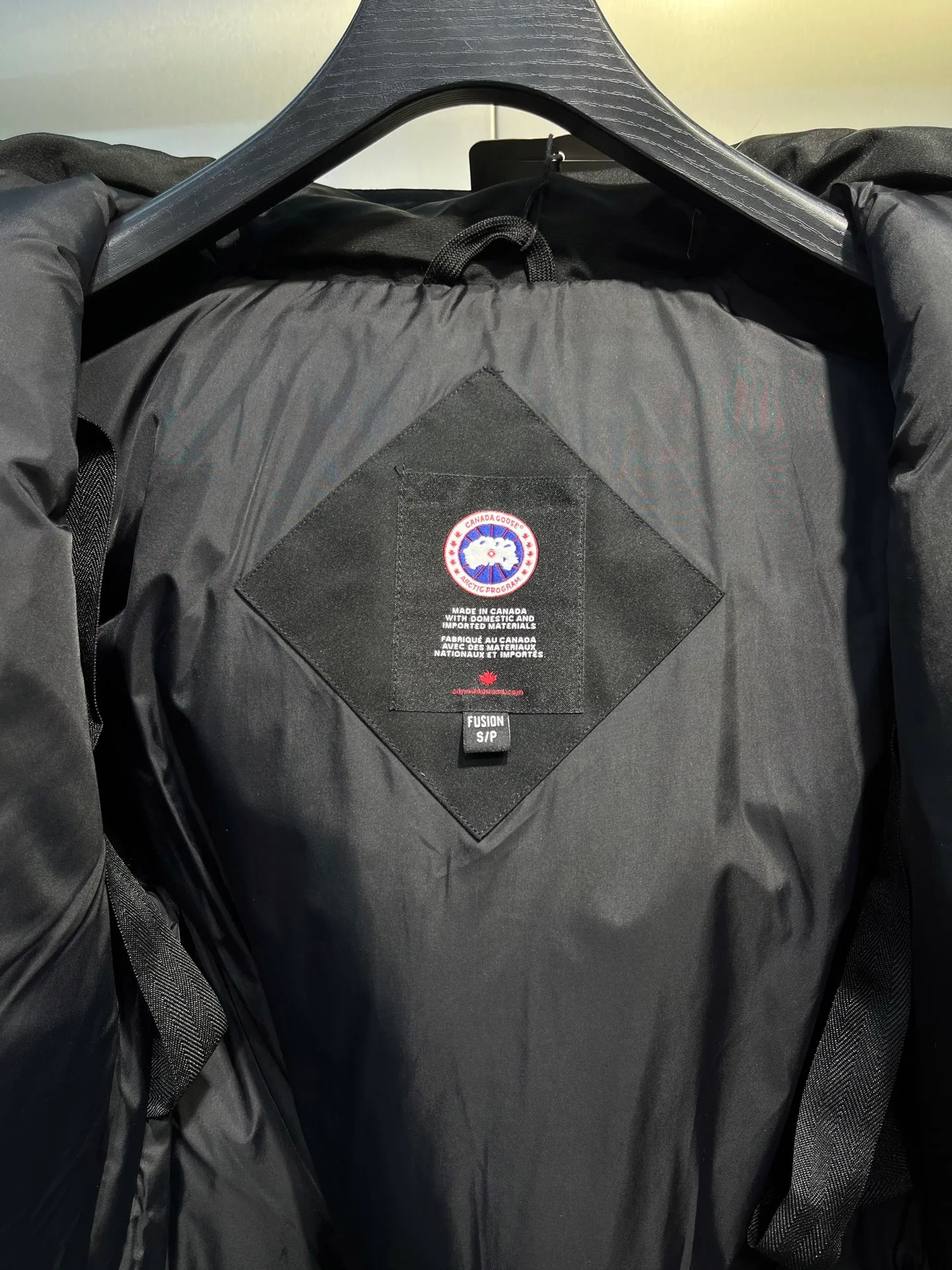 P840 Canada goose🌟 Canada Goose 07 models All in stock, 6 colors, I will never stop stocking this winter All original factory customization All details strictly required have been corrected since the beginning of this year Detachable fur collar! The workmanship and wiring are very straight! A big goose is enough for a winter. Size: 1. 90% white duck down from a conscientious manufacturer (some people brag about their own goose down, please search it on your own. Goose down is warmer and less fluffy than duck down, so good down jackets are all white duck down. There is no such thing as white goose down) 2. Upgraded fabrics with moderate hardness, waterproof, windproof and anti-fouling (Arctic Tech fabrics imported from South Korea are not comparable to fabrics dyed by some small workshops) 3. YKK No. 10 authentic zippers (Japanese customized YKK zipper, silky smooth, not stuck, officially designated) 4. Western Canadian wolf hair (Wolf hair is divided into eastern, central, and western. Western wolf hair is light in color, dense, and has good thermal insulation effect. It is the genuine Canada Goose grade) Let’s analyze and explain some details of the production 1. First, sew the liner and then fill it with down (some small factories and small workshops first fill it with down and then sew) Why? The technology is not up to par and the hardware conditions are not enough! ! ! For this step alone, we need to spend more time and money. 2. Filling the inner tank with down. We are all down filling machines to ensure that the down weight of each pill is the same. There is a video (small factory, small workshop is stuffed by hand). Why? The hardware conditions are not enough. A machine costs more than 100,000 yuan. Small factories simply cannot buy it. This means that the weight of the down in each liner cannot be guaranteed, and the warmth of high-end down jackets cannot be guaranteed. 3. For the needles of the sewing machine, we all use the top-notch No. 7 needles (small factories all use No. 10 needles). The finer the needle, the finer the needle eye, which reduces the risk of velvet and velvet running. 4. Wolf fur collar We are all spliced in whole or in large pieces (small factories mostly use broken pieces) The warmth retention of wolf fur is very good, but the splicing of scraps cannot guarantee the warmth. Color: Black, white, gray camouflage, sci-fi blue camouflage, green camouflage, sky blue, dark blue, cool gray, red. Professional Canada goose producers, we are enough this winter! We would like to sincerely thank everyone who buys our down jackets!  size：xs-xl